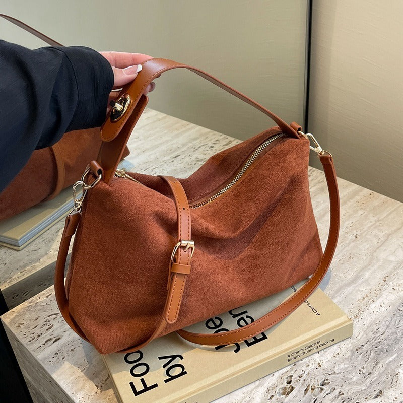 MAËLLE | Zacht Suède Schoudertas Voor Dames – Elegant, Tijdloos & Praktisch