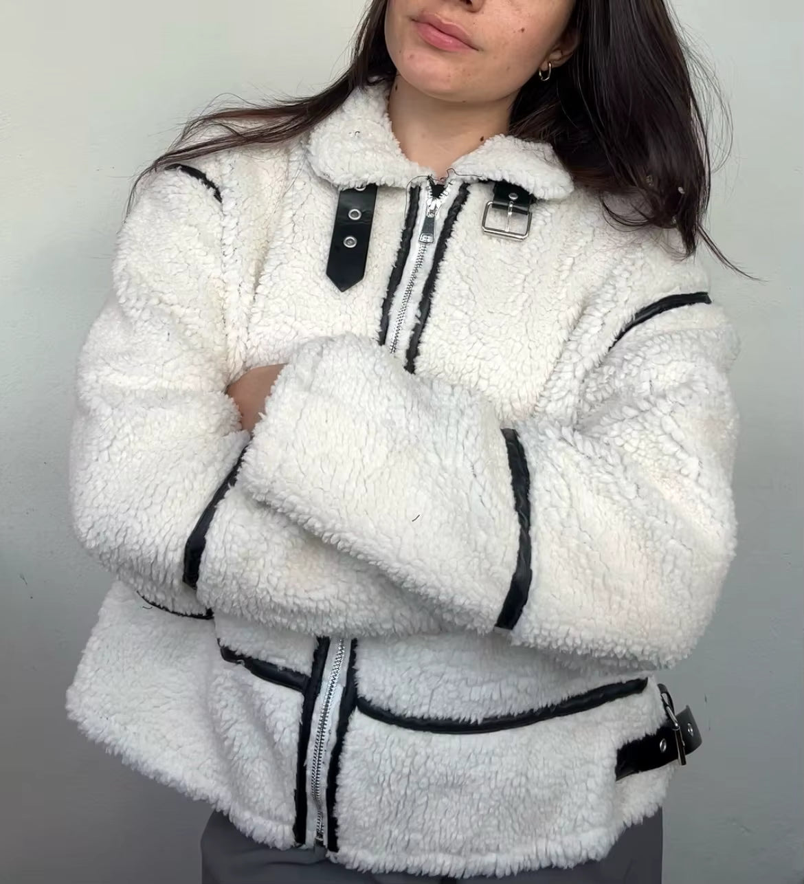 ELIN | Wollen Teddy Jas Voor Dames Met Leren Details – Warm, Stoer & Ideaal Voor Koude Dagen