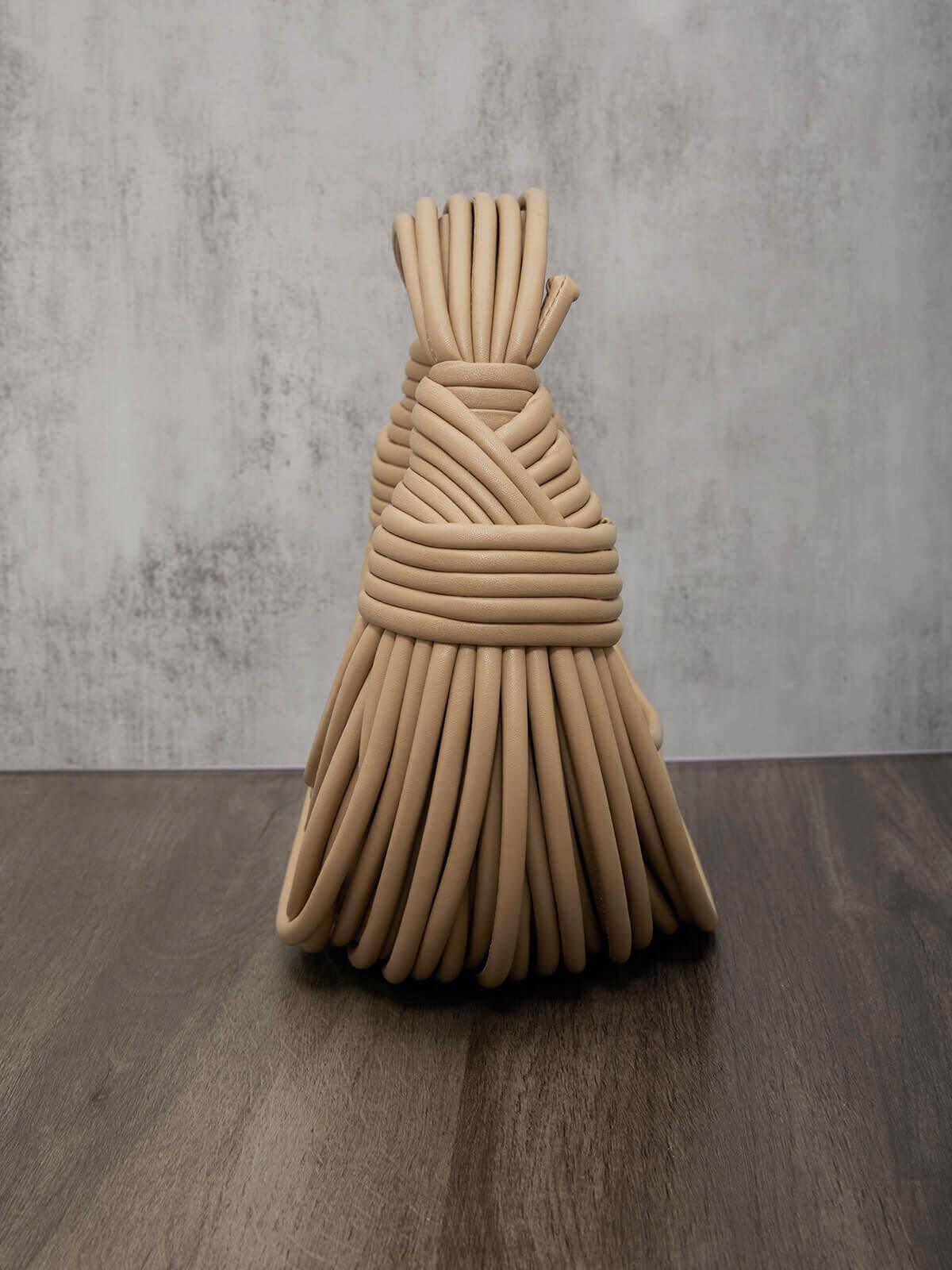 CAMILA | Double Knot Tote Bag in Abrikoos – Met Verborgen Rits, Sculpturale elegantie in een zachte lederen vorm