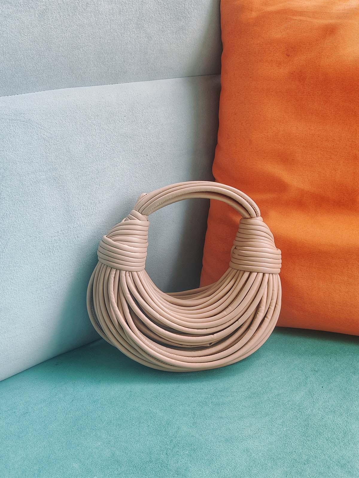 CAMILA | Double Knot Tote Bag in Abrikoos – Met Verborgen Rits, Sculpturale elegantie in een zachte lederen vorm