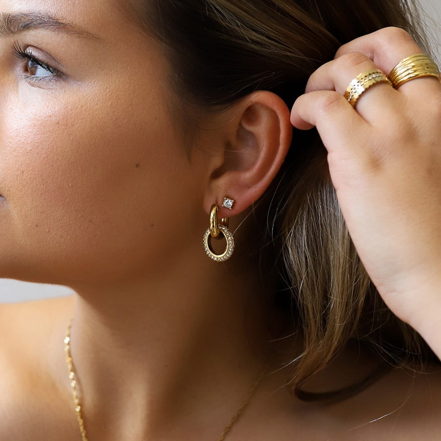 KATRIEN | Goudkleurige Dubbele Hoepeloorbellen Voor Dames – Elegant, Lichtgewicht, Tijdloos
