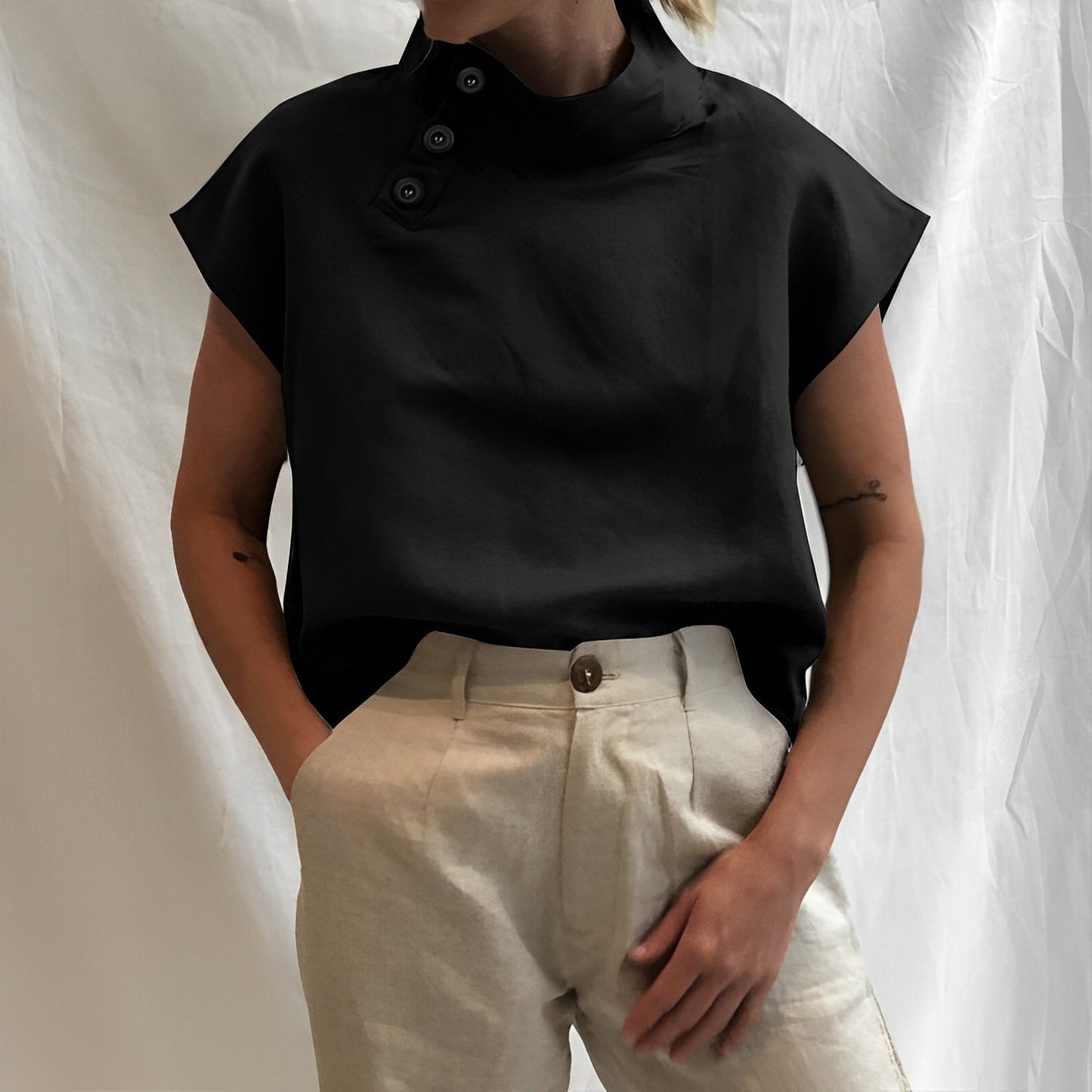 VALY | Mouwloze Linnen Blouse met Knoopkraag – Modern, Luchtig & Verfijnd