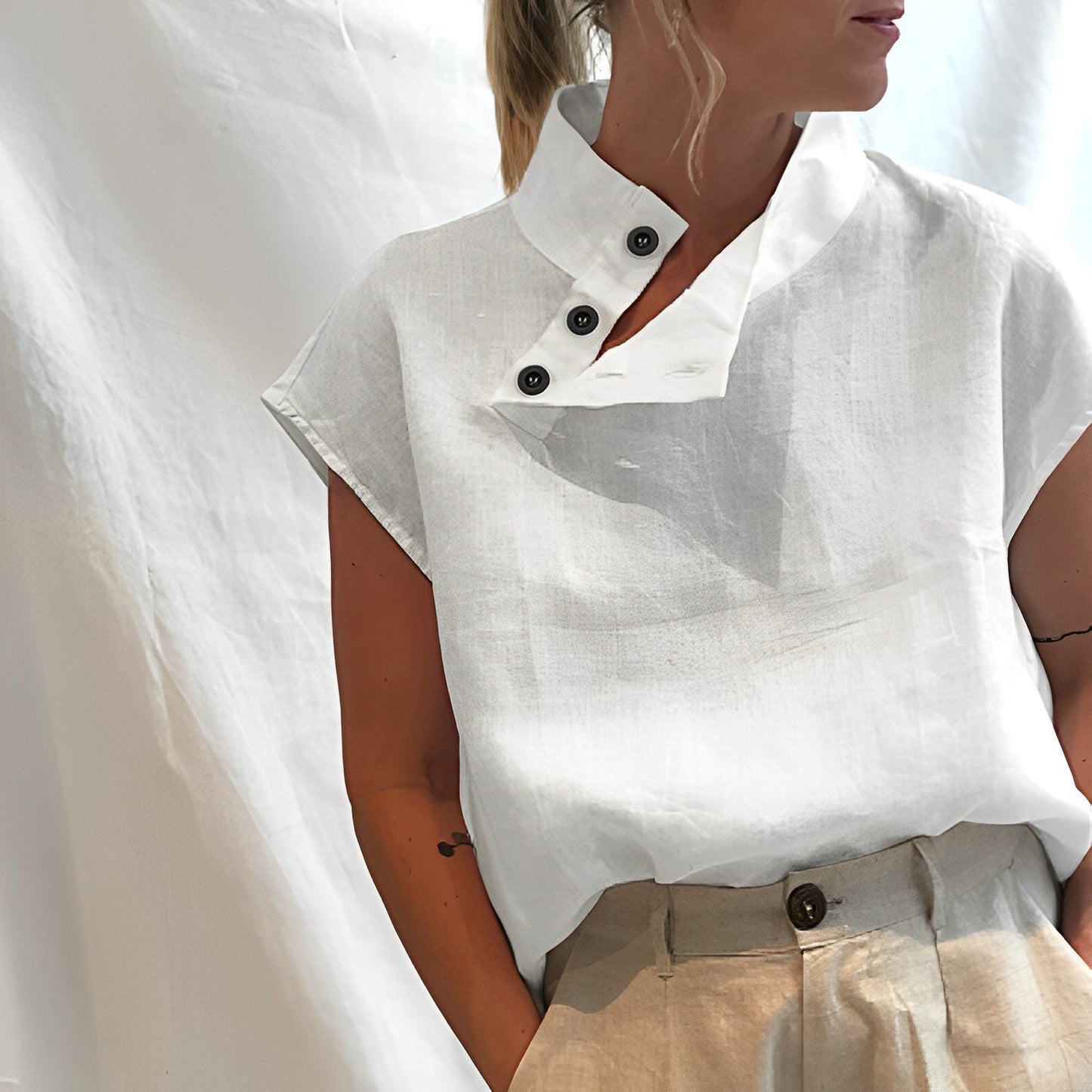 VALY | Mouwloze Linnen Blouse met Knoopkraag – Modern, Luchtig & Verfijnd