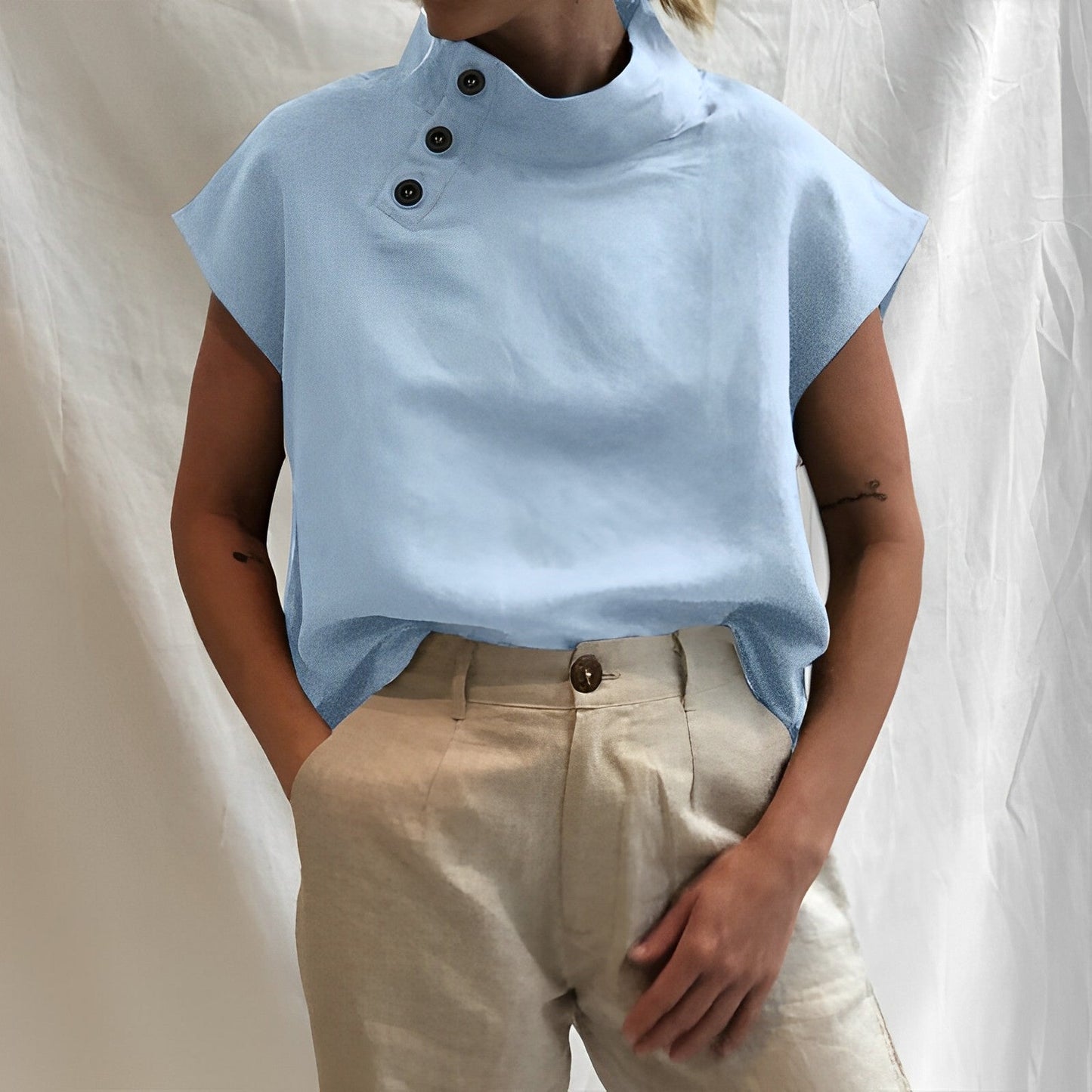 VALY | Mouwloze Linnen Blouse met Knoopkraag – Modern, Luchtig & Verfijnd