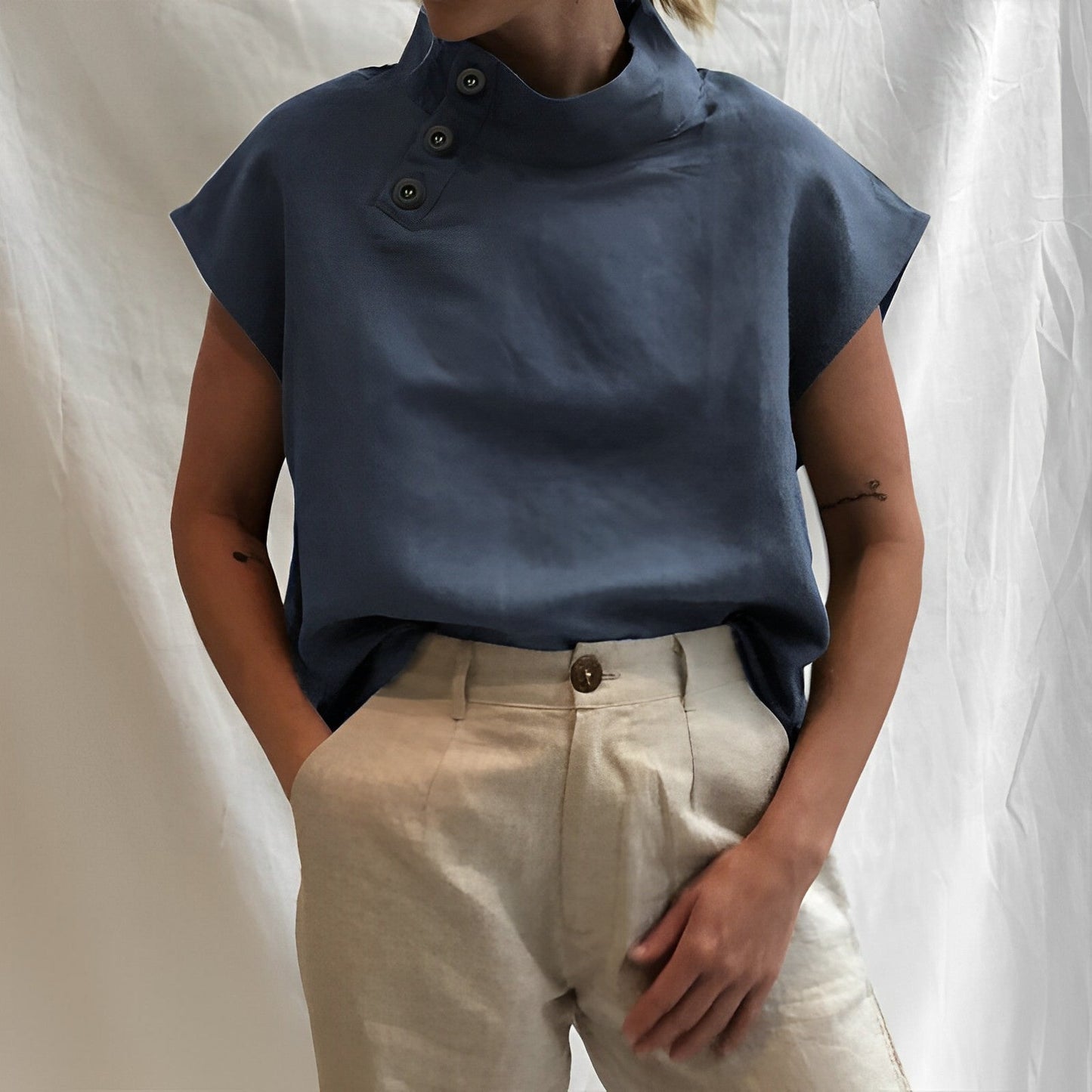 VALY | Mouwloze Linnen Blouse met Knoopkraag – Modern, Luchtig & Verfijnd