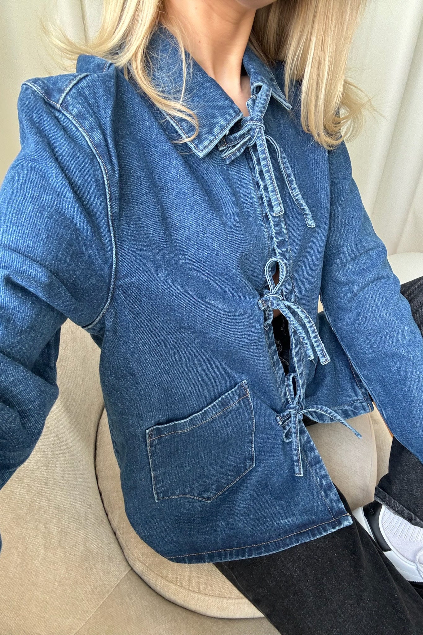 LUCY | Dames Denim Jack met Strikdetail en Zakken