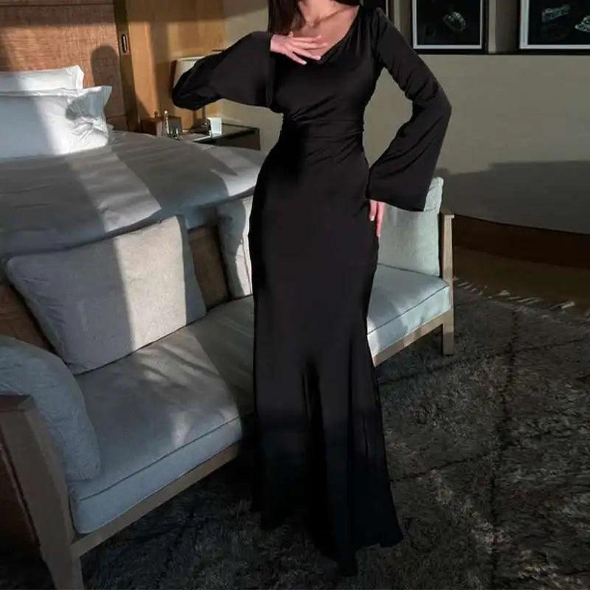 Lange Satijnen Avondjurk Met Flare Mouwen – Verfijnd, Elegant & Onweerstaanbaar Chic