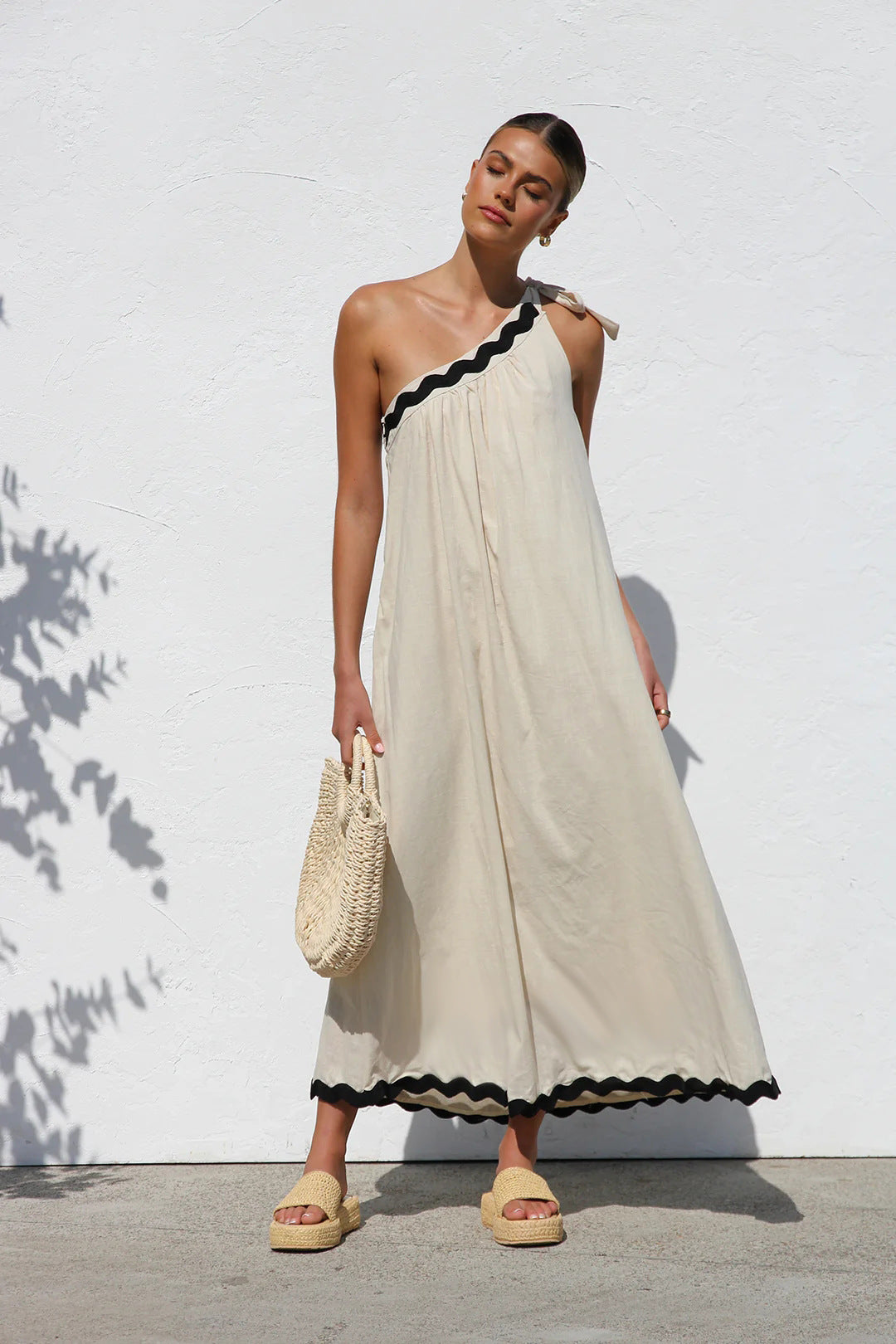MILA | One Shoulder Maxi Jurk Voor Dames met Zwarte Kartel Randjes – Relaxed, Elegant & Luchtig