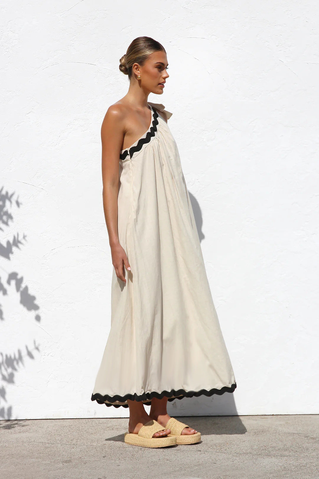 MILA | One Shoulder Maxi Jurk Voor Dames met Zwarte Kartel Randjes – Relaxed, Elegant & Luchtig