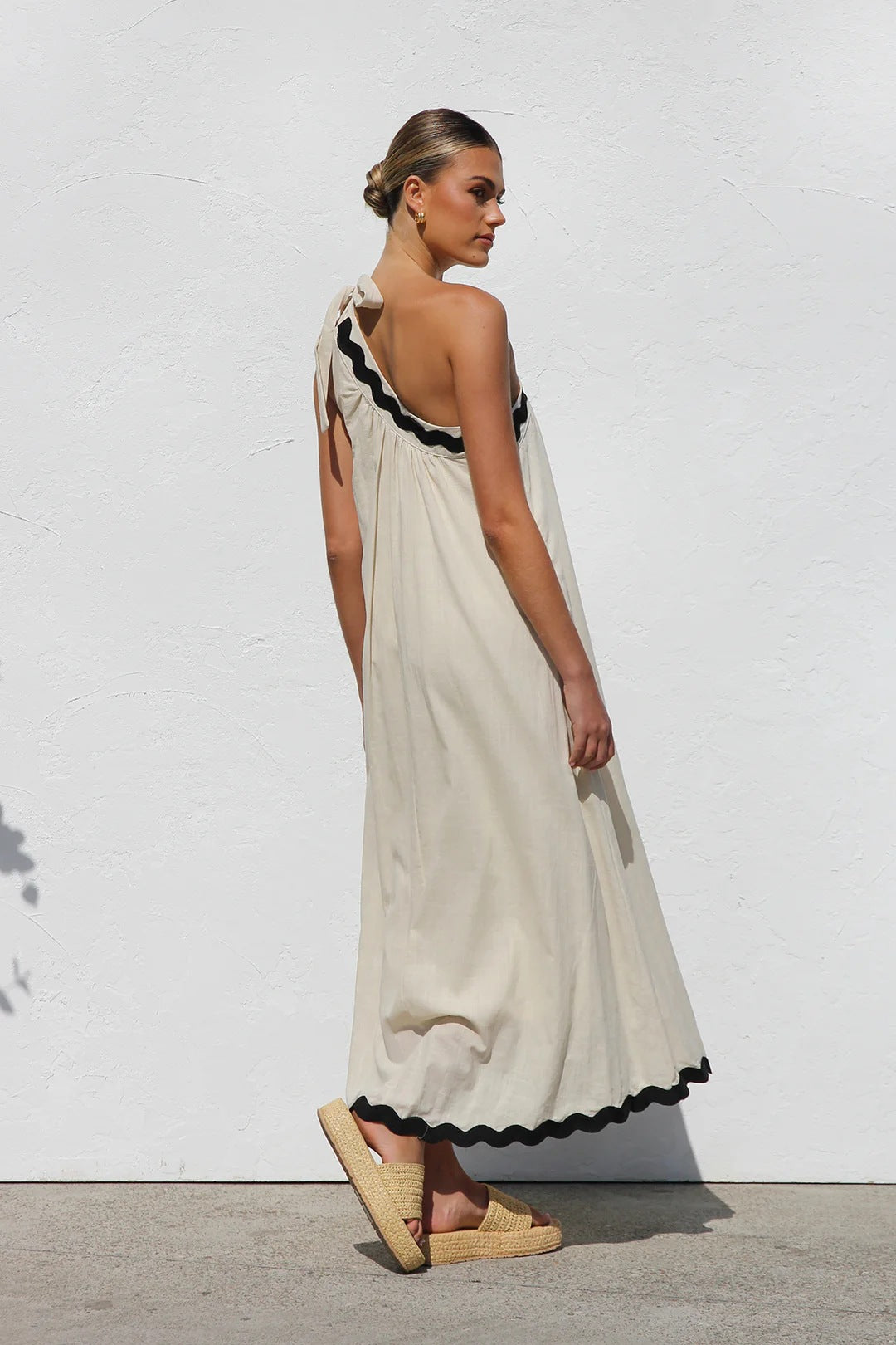 MILA | One Shoulder Maxi Jurk Voor Dames met Zwarte Kartel Randjes – Relaxed, Elegant & Luchtig