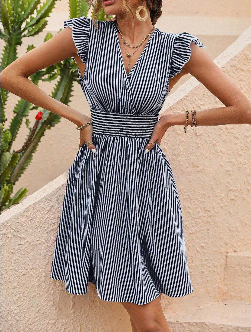 MAREN | Gestreepte Mini Zomerjurk Met V-Hals En Ruches – Luchtig, Vrouwelijk & Perfect Voor Warme Dagen