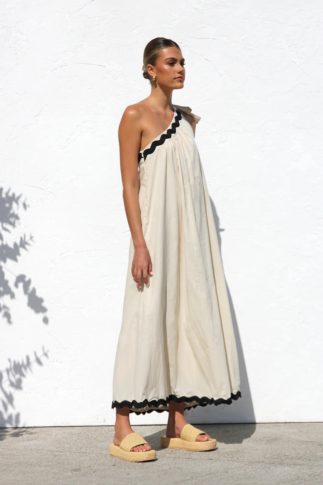 MILA | One Shoulder Maxi Jurk Voor Dames met Zwarte Kartel Randjes – Relaxed, Elegant & Luchtig