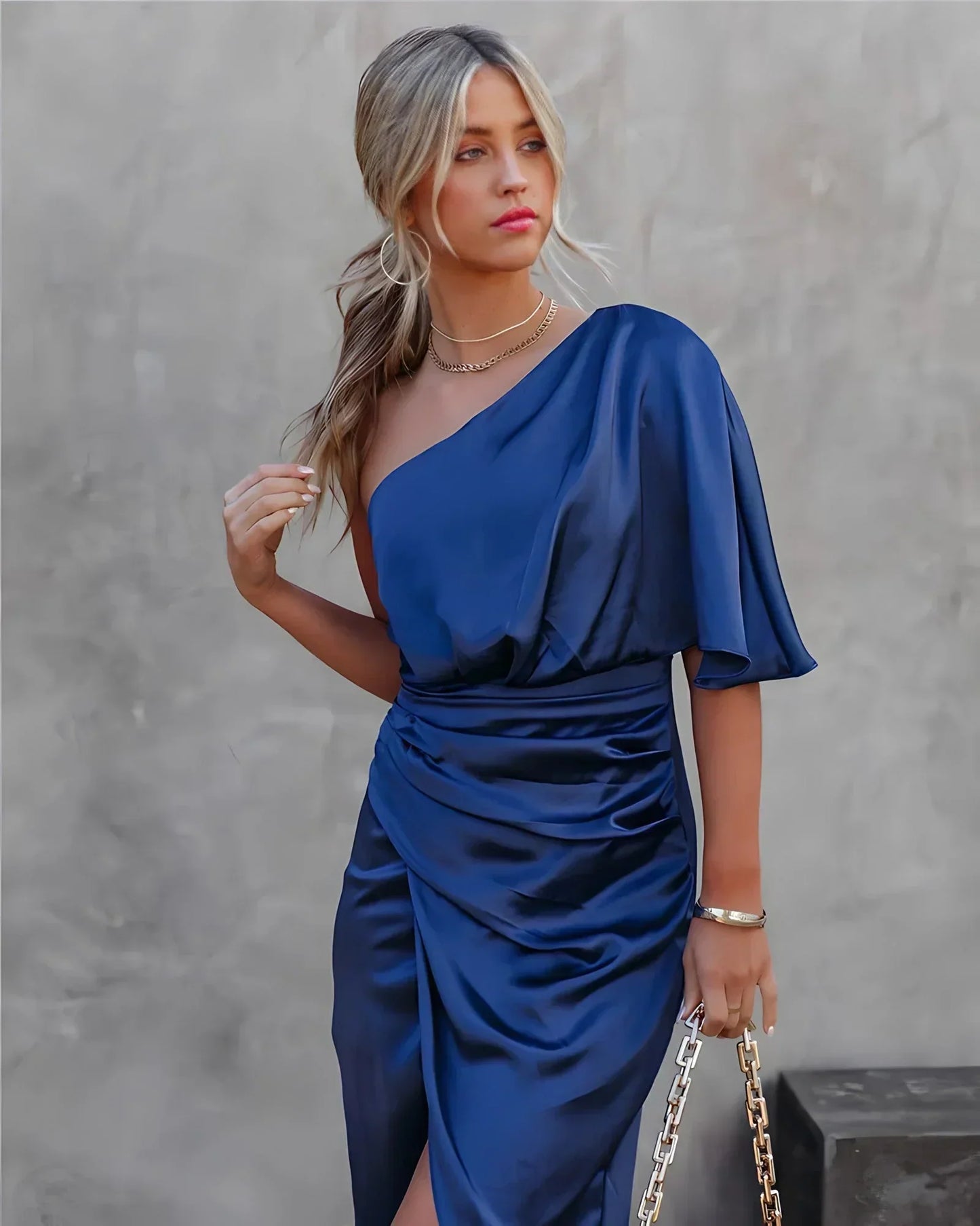 YUMI | Luxe Satijnen Damesjurk met Geplooide Rok en One-Shoulder Detail