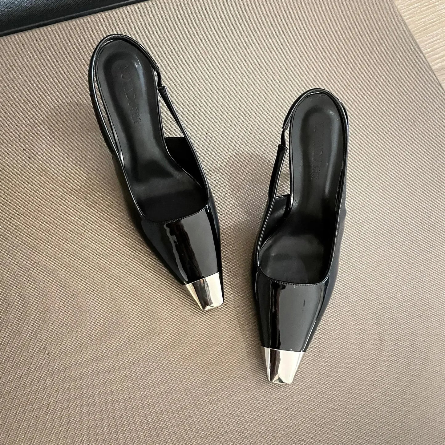 FEMKE | Slingback Hakken Van Patentleer Met Metalen Neus – Elegant, Gedurfd, Verfijnd