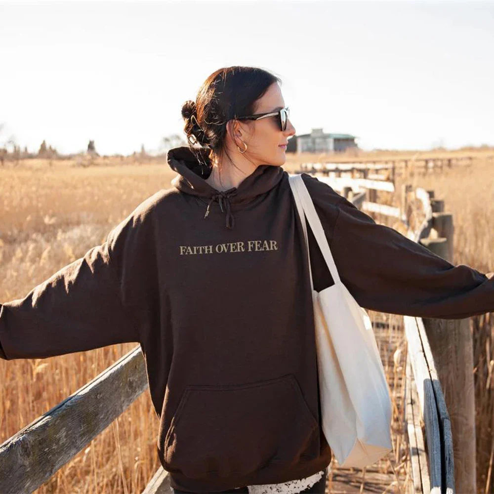 FAITH | Hoodie Voor Dames Met ‘Faith Over Fear’ Print – Zacht, Geloofsvol & Perfect Voor Elke Dag