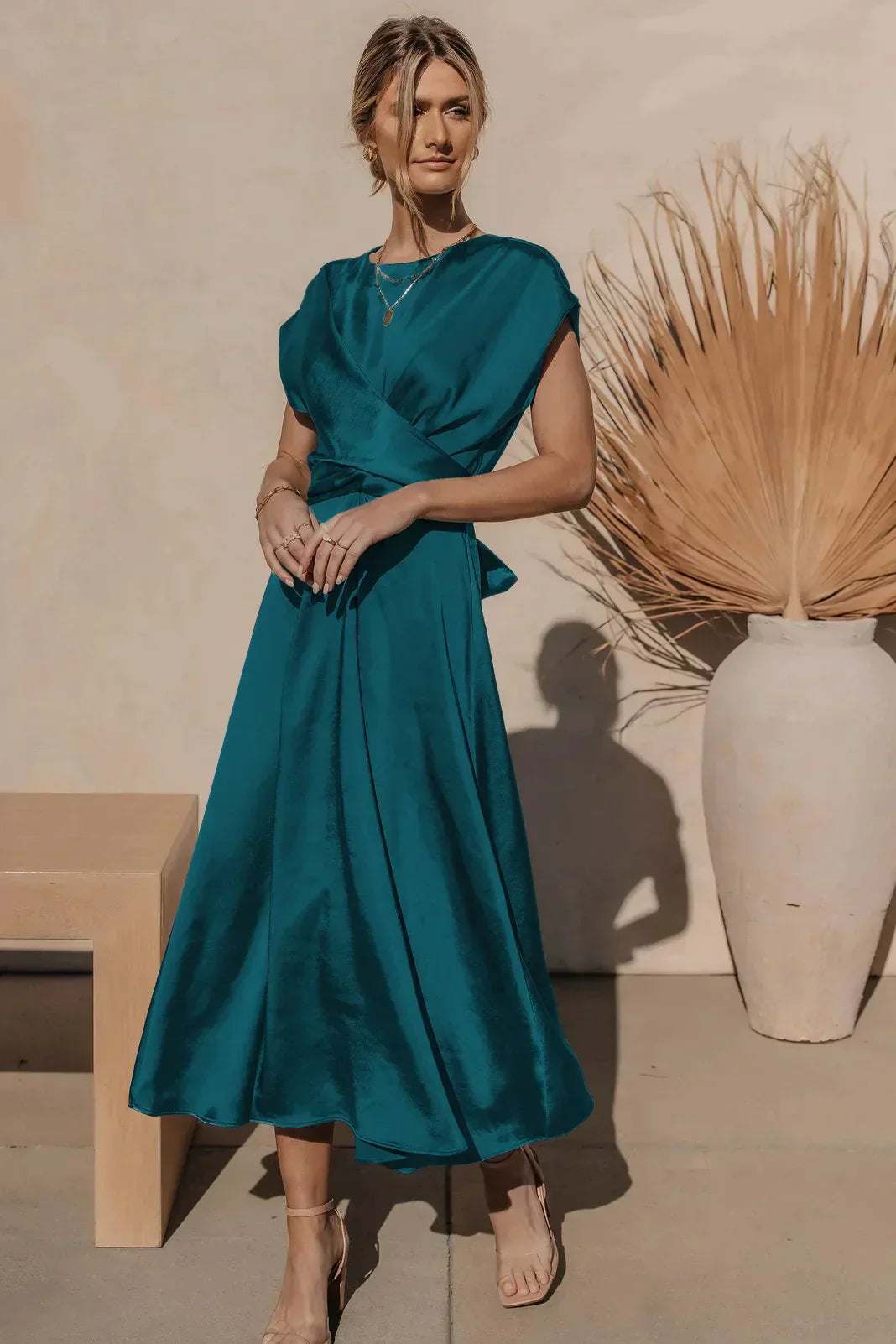 EVANGELINE | Elegante Satijnen Zijden Midi Jurk Voor Bruiloft Of Feest – Luxe, Vrouwelijk & Onweerstaanbaar Chic