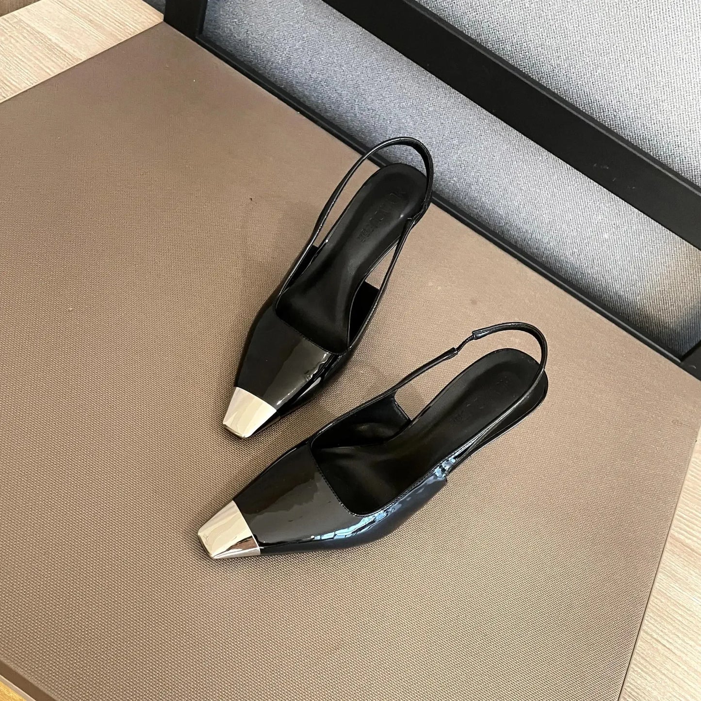 FEMKE | Slingback Hakken Van Patentleer Met Metalen Neus – Elegant, Gedurfd, Verfijnd