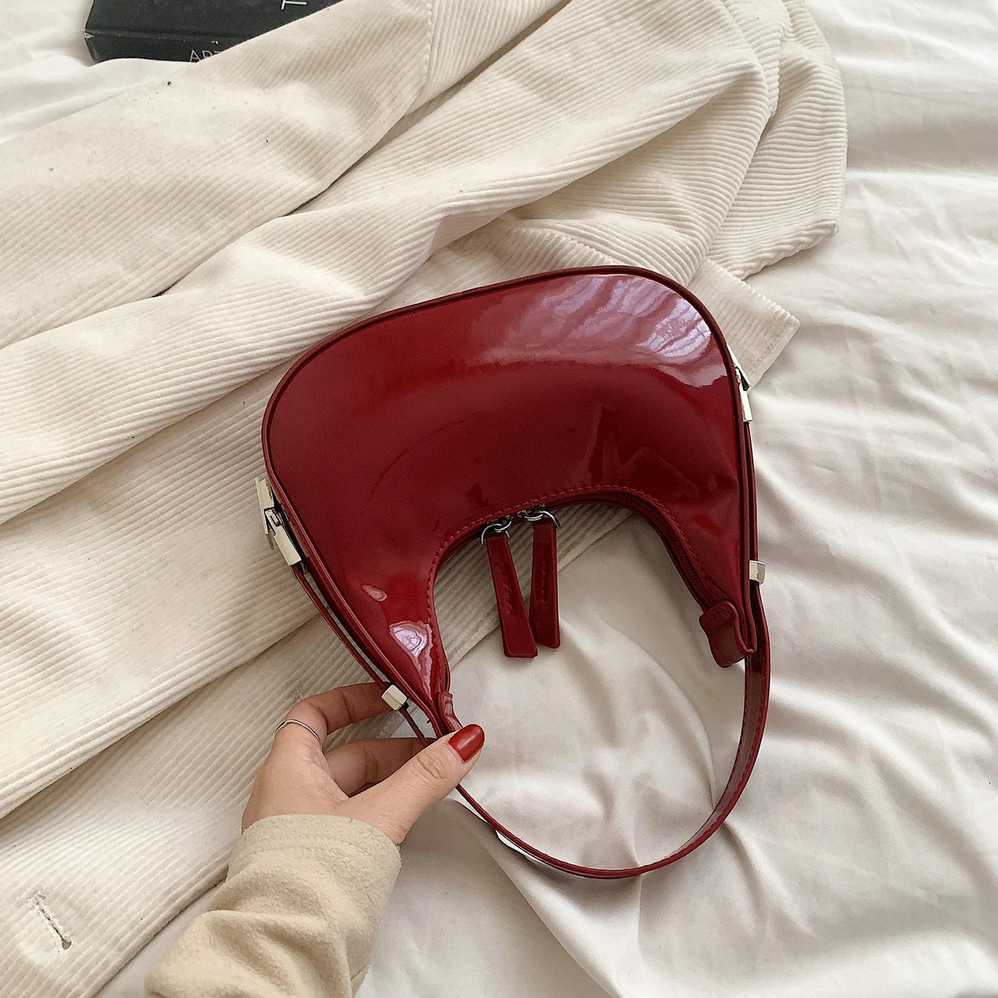 LARA | Halve Maan Schoudertas Voor Dames Met Retro Design – Elegant, Praktisch, Tijdloos