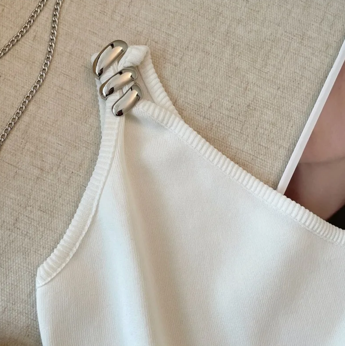 MILOU | Asymmetrische Top Met Wokkel-Detail – Modern, Elegant & Perfect Voor Elke Dag