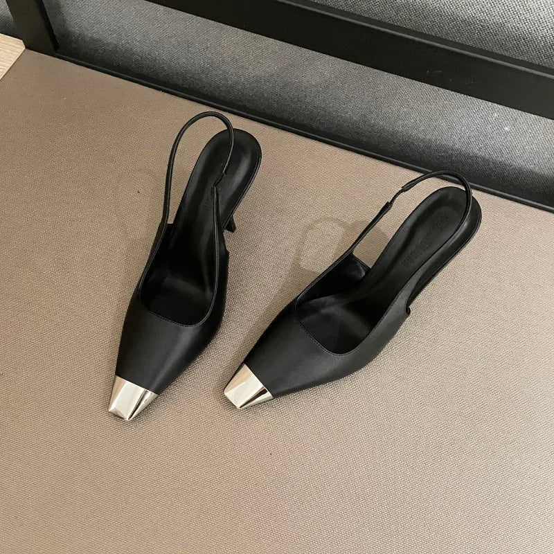 FEMKE | Slingback Hakken Van Patentleer Met Metalen Neus – Elegant, Gedurfd, Verfijnd