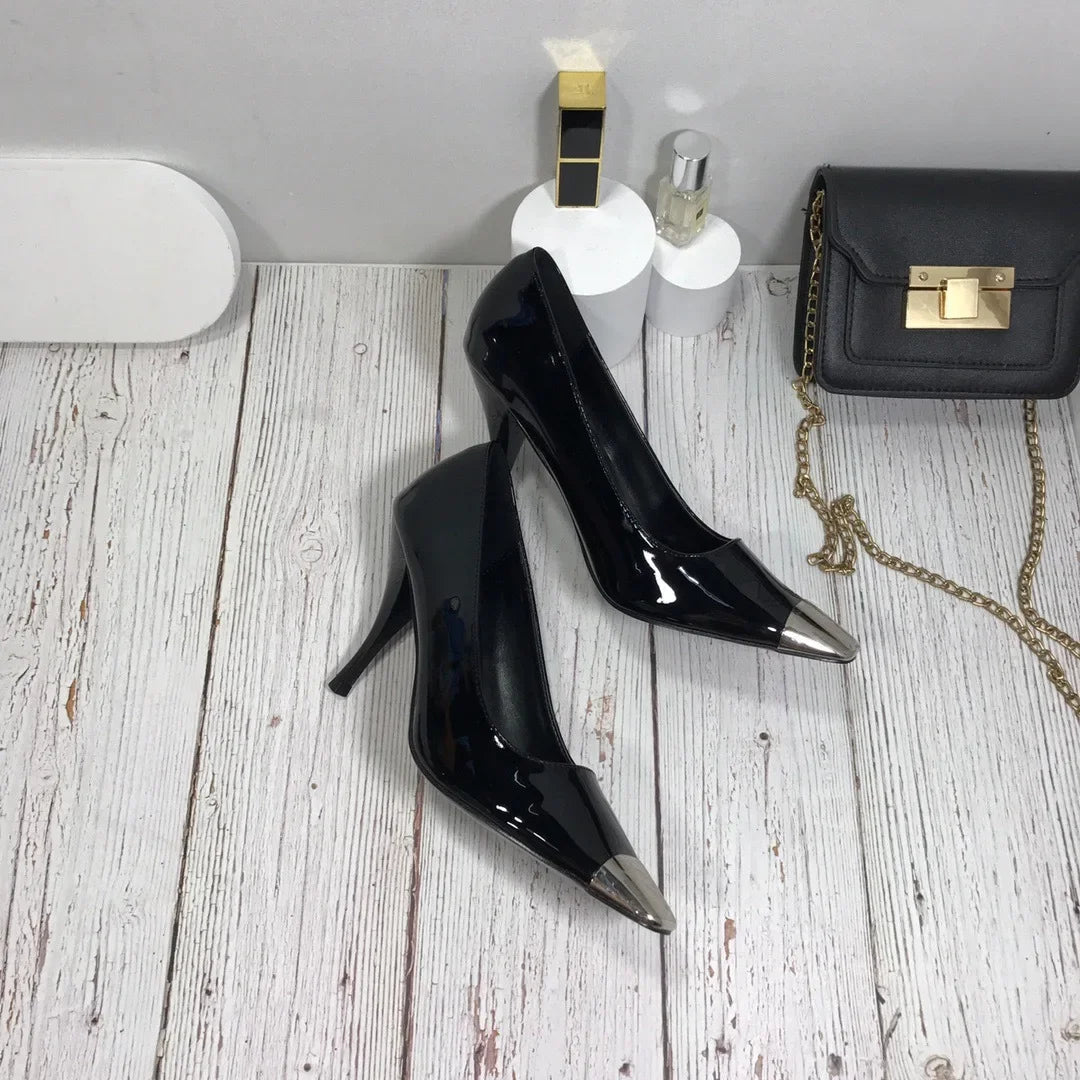 FEMKE | Slingback Hakken Van Patentleer Met Metalen Neus – Elegant, Gedurfd, Verfijnd