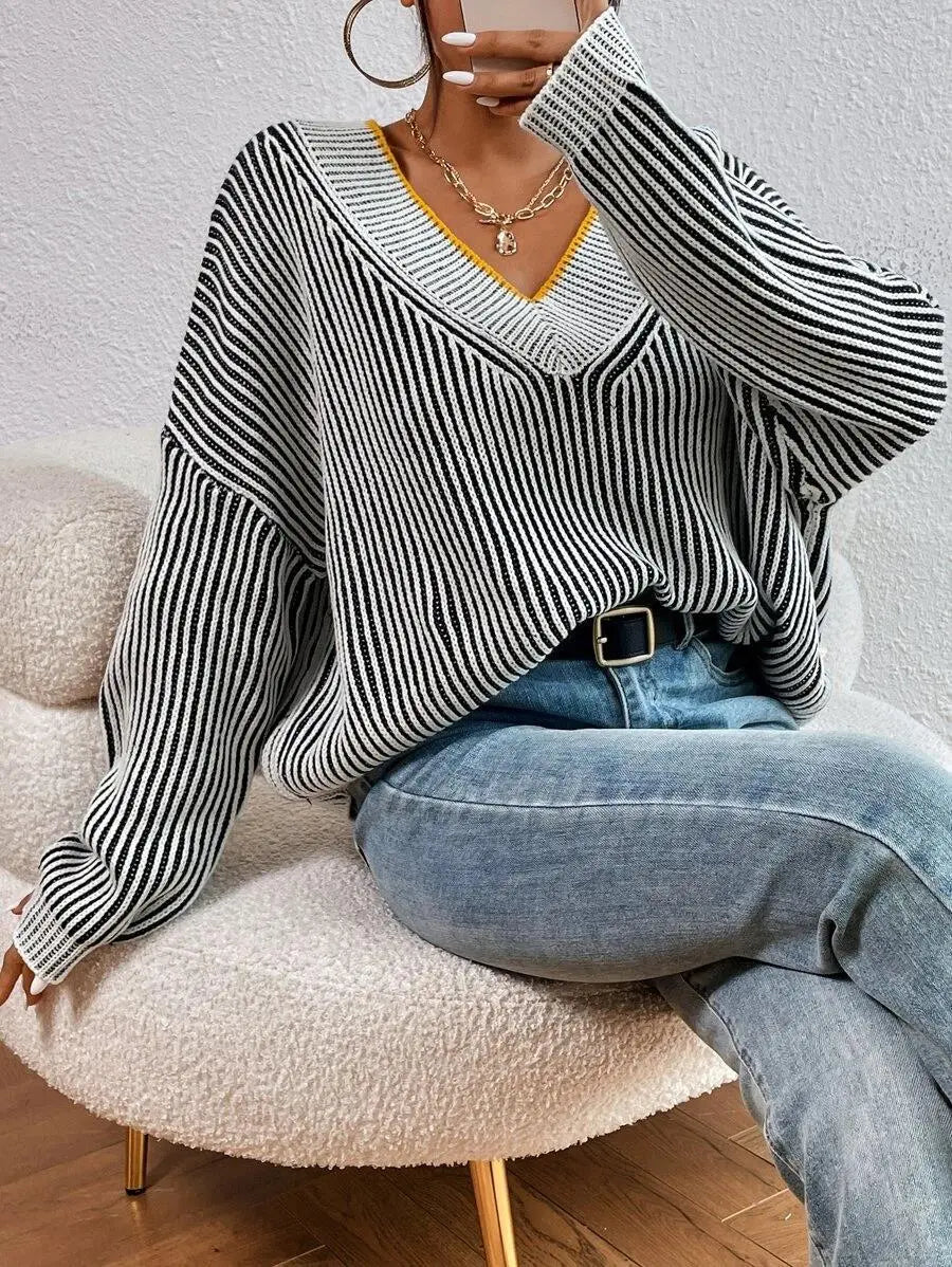 AYUMI | Comfortabele Dames Trui met Streeppatroon & V Hals Design