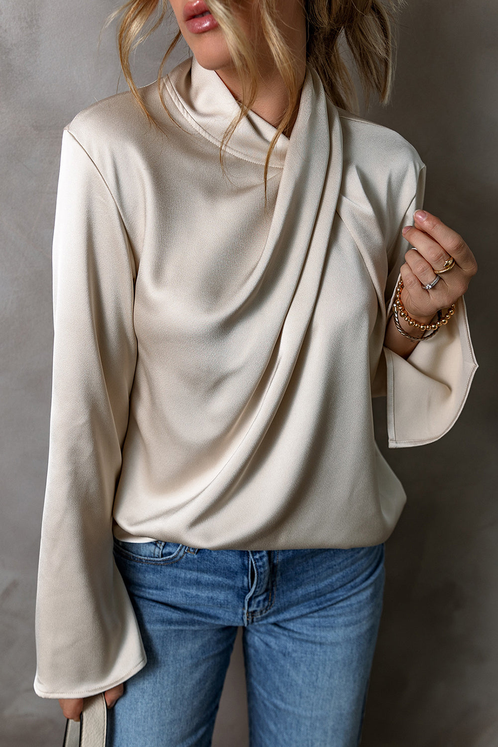 AYAKA | Dames Satijnen Blouse – Draperend Design – Lange Mouwen – Beige Elegantie – Veelzijdige Look