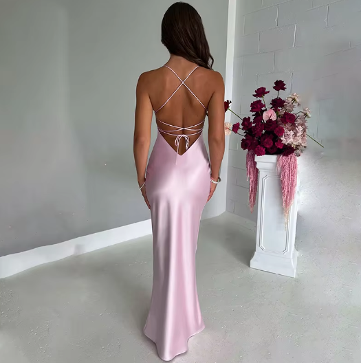 MAURA | Verfijnde avondjurk met open rug en satijnen afwerking – Elegant, Sensueel & Luxe
