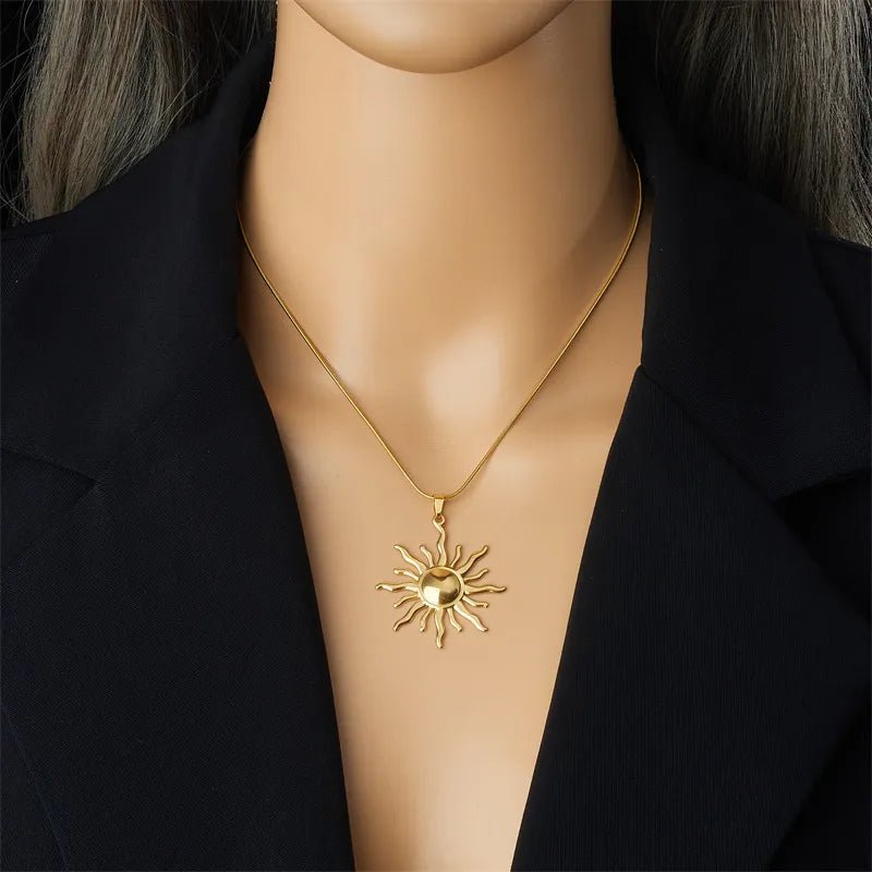 SOLANA | Goudkleurige Ketting met Zonvormige Hanger Voor Dames - Stijlvol & Elegant