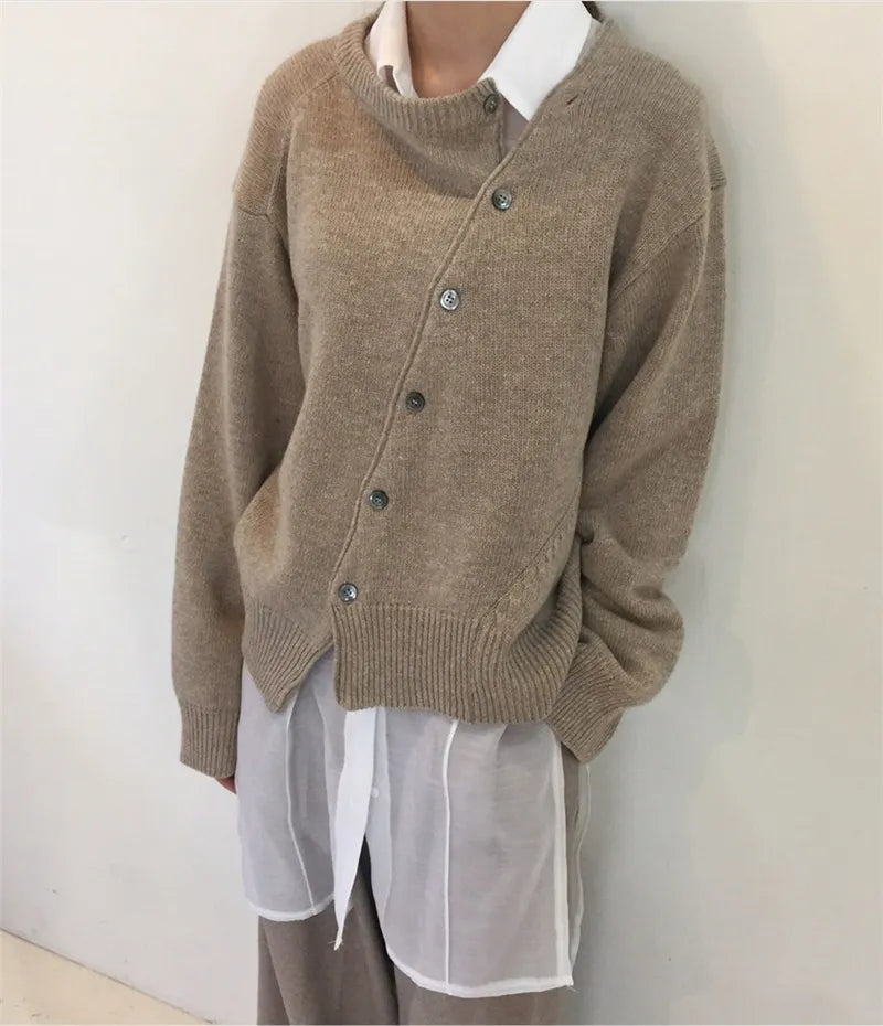 ALIX | Gebreide Damestrui met Asymmetrische Knopen – Oversized, Comfortabel & Verfijnd