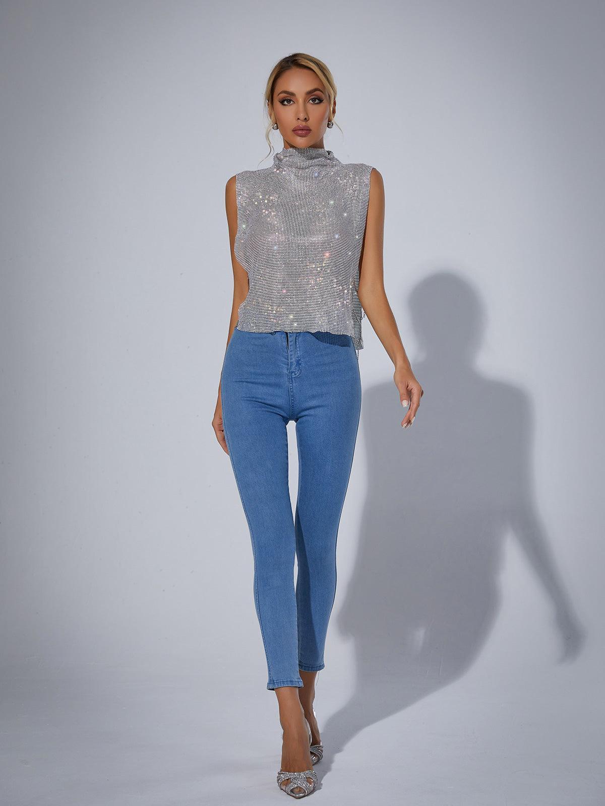 MARILYN | Glanzende Chainmail Top met Split en Kettingdetails – Zilverkleurig Statementstuk