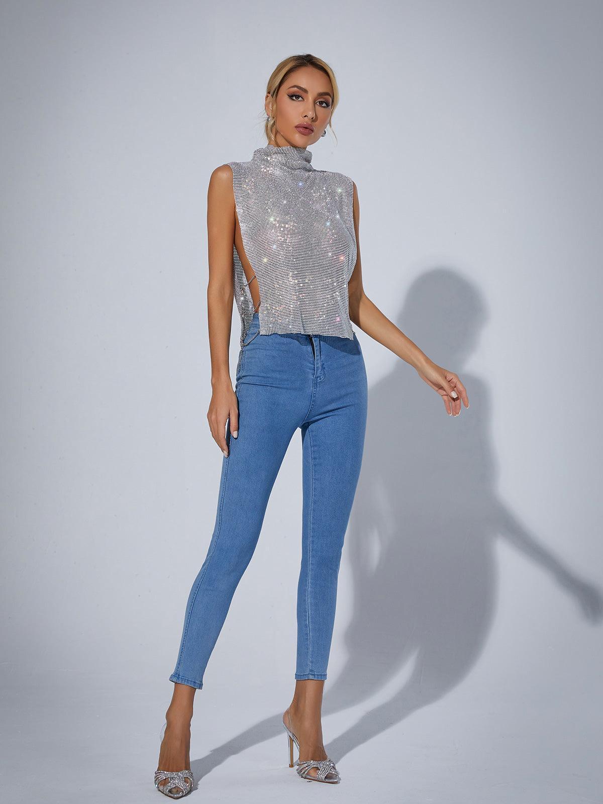 MARILYN | Glanzende Chainmail Top met Split en Kettingdetails – Zilverkleurig Statementstuk