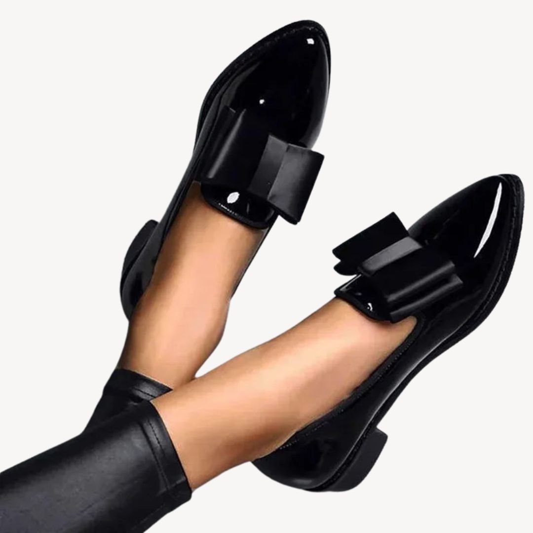 Elegante Patentleren Loafers Met Strikdetail | Hoogglans Instapper Voor Een Chique Look
