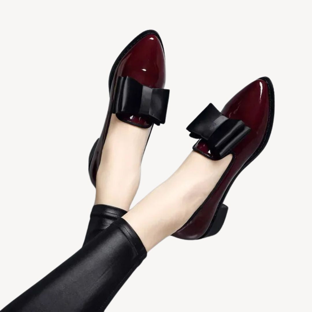Elegante Patentleren Loafers Met Strikdetail | Hoogglans Instapper Voor Een Chique Look
