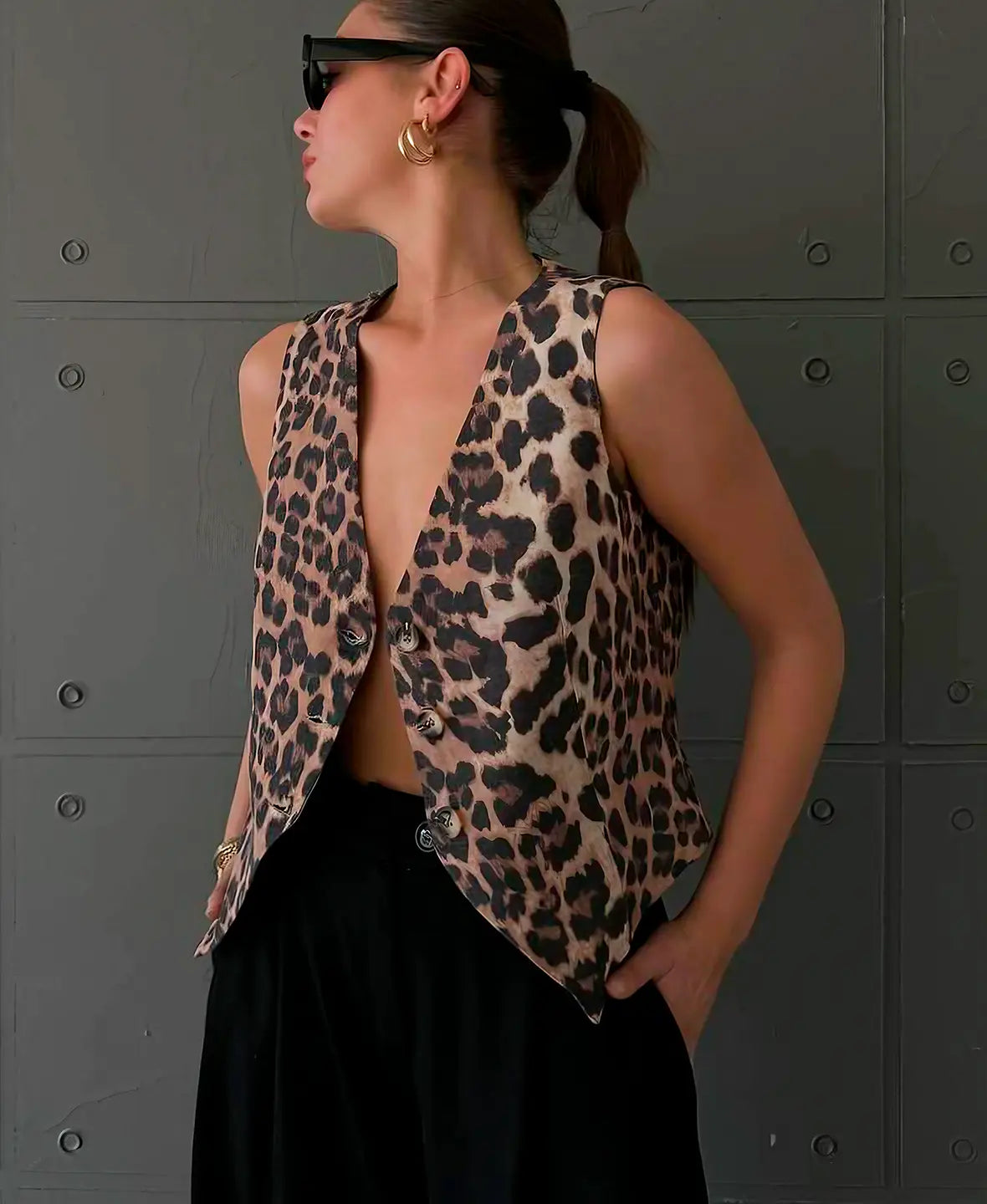 DARIA | Getailleerd Dames Gilet Met Panterprint En Diepe V-Hals – Gedurft, Chic, Vrouwelijk