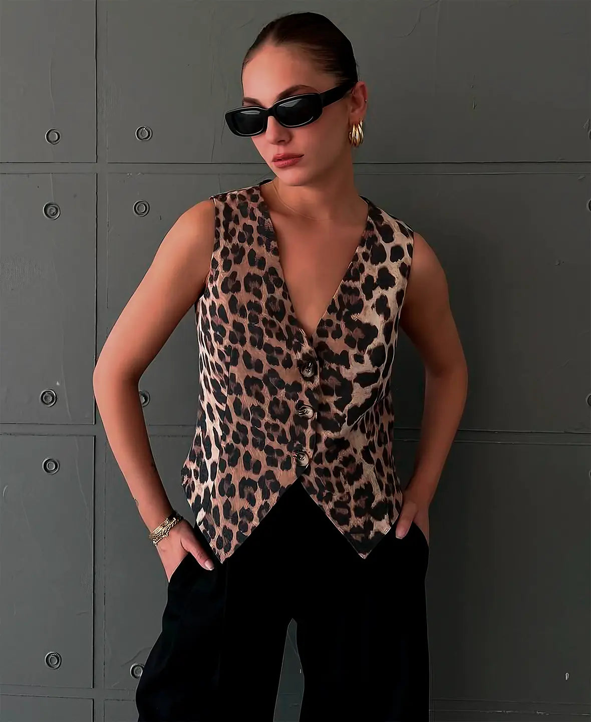 DARIA | Getailleerd Dames Gilet Met Panterprint En Diepe V-Hals – Gedurft, Chic, Vrouwelijk
