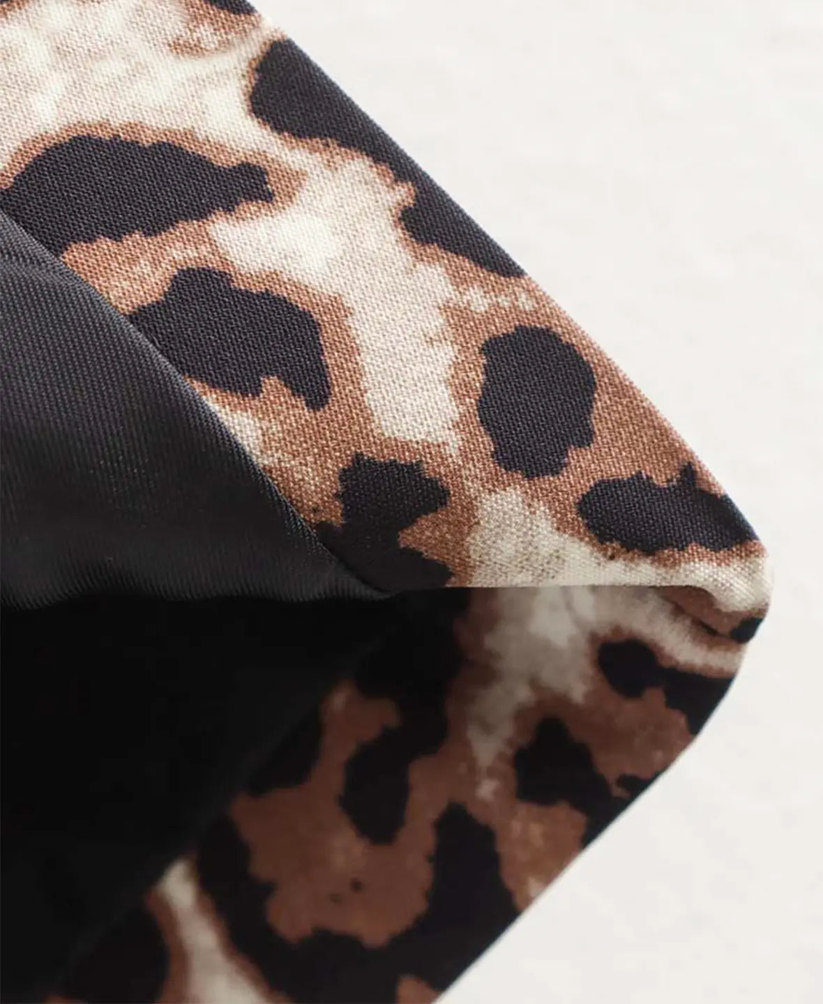 DARIA | Getailleerd Dames Gilet Met Panterprint En Diepe V-Hals – Gedurft, Chic, Vrouwelijk