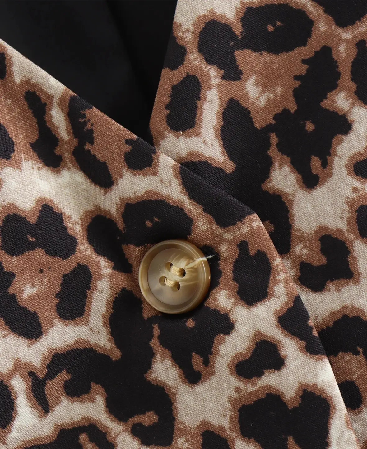 DARIA | Getailleerd Dames Gilet Met Panterprint En Diepe V-Hals – Gedurft, Chic, Vrouwelijk