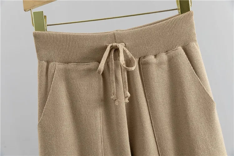 ILONA | Gebreide Joggerset Voor Dames Met Gekruiste Damestrui – Flatterend, Comfortabel & Casual-Chic Voor Elke Dag