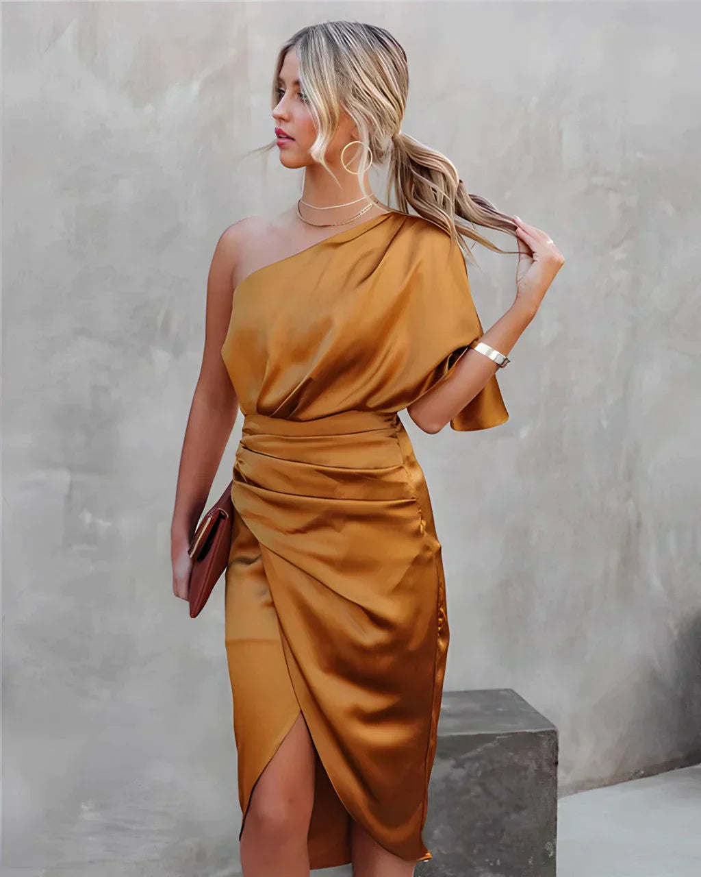 YUMI | Luxe Satijnen Damesjurk met Geplooide Rok en One-Shoulder Detail