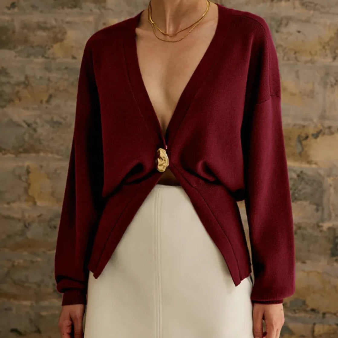 ROMANE | Gebreid Damesvest Met Goudkleurige Knoop – Gestructureerd, Elegant & Verfijnd Voor Herfst & Winter