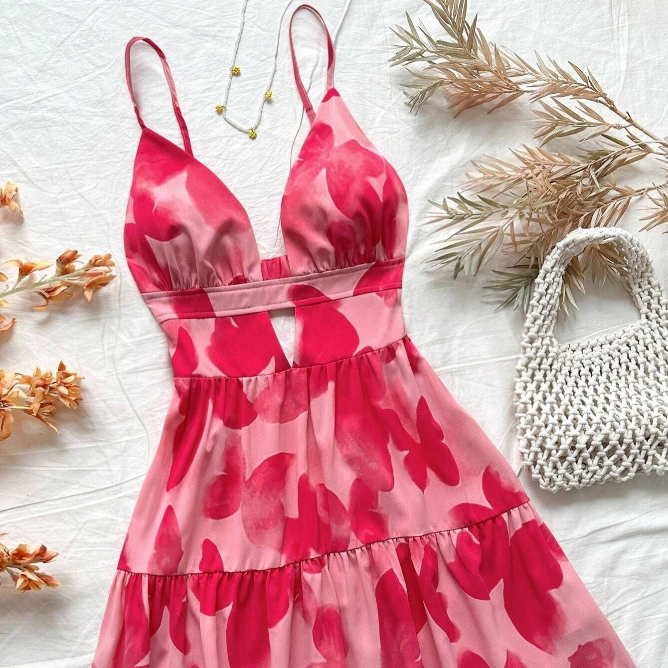 ENARA | Kort Damesjurkje Met Dierenprint & Geplooide Bandjes – Luchtig, Vrouwelijk & Perfect Voor Zomerse Outfits