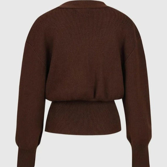 ROMANE | Gebreid Damesvest Met Goudkleurige Knoop – Gestructureerd, Elegant & Verfijnd Voor Herfst & Winter