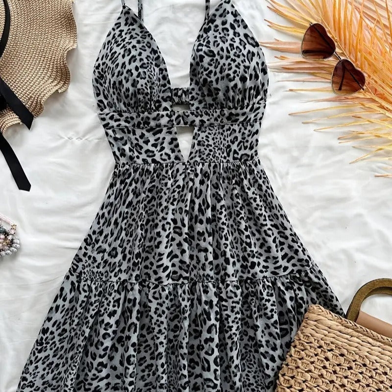 ENARA | Kort Damesjurkje Met Dierenprint & Geplooide Bandjes – Luchtig, Vrouwelijk & Perfect Voor Zomerse Outfits