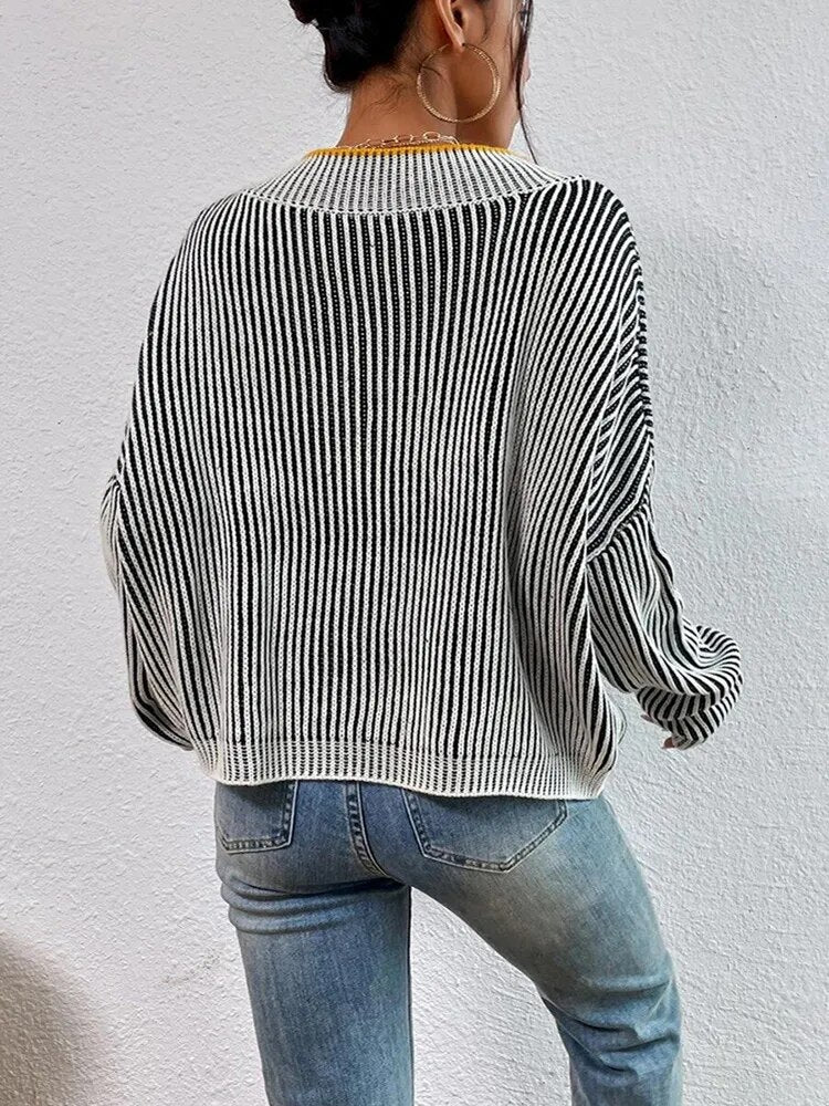 AYUMI | Comfortabele Dames Trui met Streeppatroon & V Hals Design