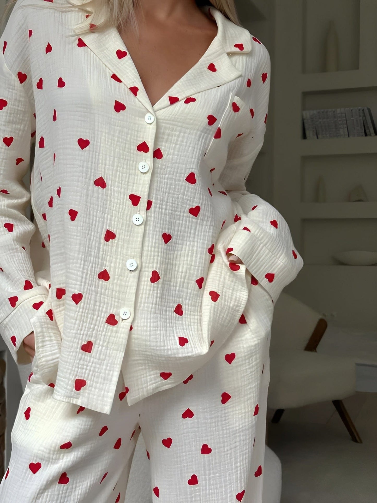 Dames witte pyjama set – rode hartprint | Speels, zacht & onweerstaanbaar charmant