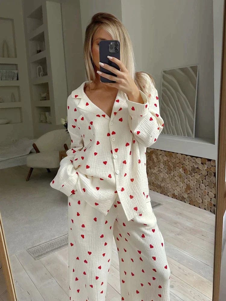 Dames witte pyjama set – rode hartprint | Speels, zacht & onweerstaanbaar charmant