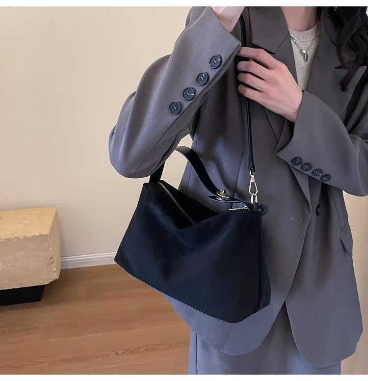 MAËLLE | Zacht Suède Schoudertas Voor Dames – Elegant, Tijdloos & Praktisch