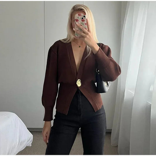 ROMANE | Gebreid Damesvest Met Goudkleurige Knoop – Gestructureerd, Elegant & Verfijnd Voor Herfst & Winter