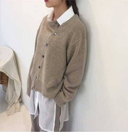 ALIX | Gebreide Damestrui met Asymmetrische Knopen – Oversized, Comfortabel & Verfijnd